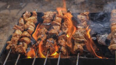  أثناء طهي الطعام على الشوايات، يشير الجمر المتوهج إلى حدوث تفاعل كيميائي في الفحم المحترق. يشير التوهج أيضًا إلى أن الحرارة تتولد نتيجة للتفاعل.